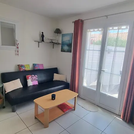 Charmante Petite Maison Avec Patio ラ・ロシェル